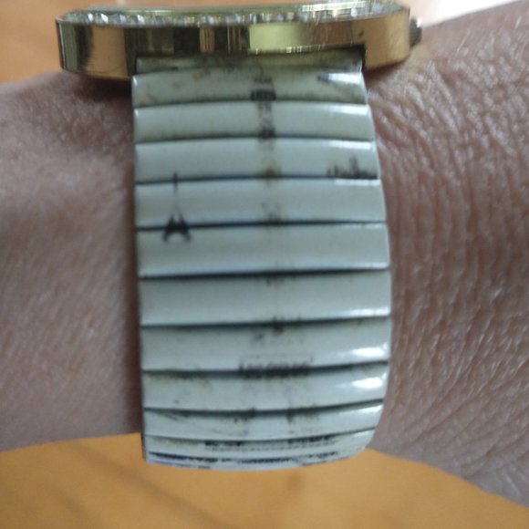 Watche - Picture 2 of 3